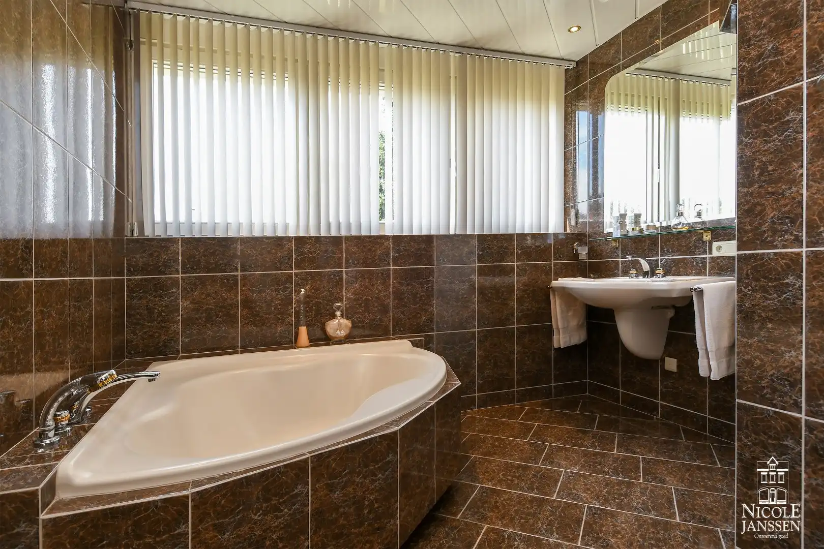 Stijlvol en ruim ingedeeld landhuis met grote tuin in het centrum foto 15