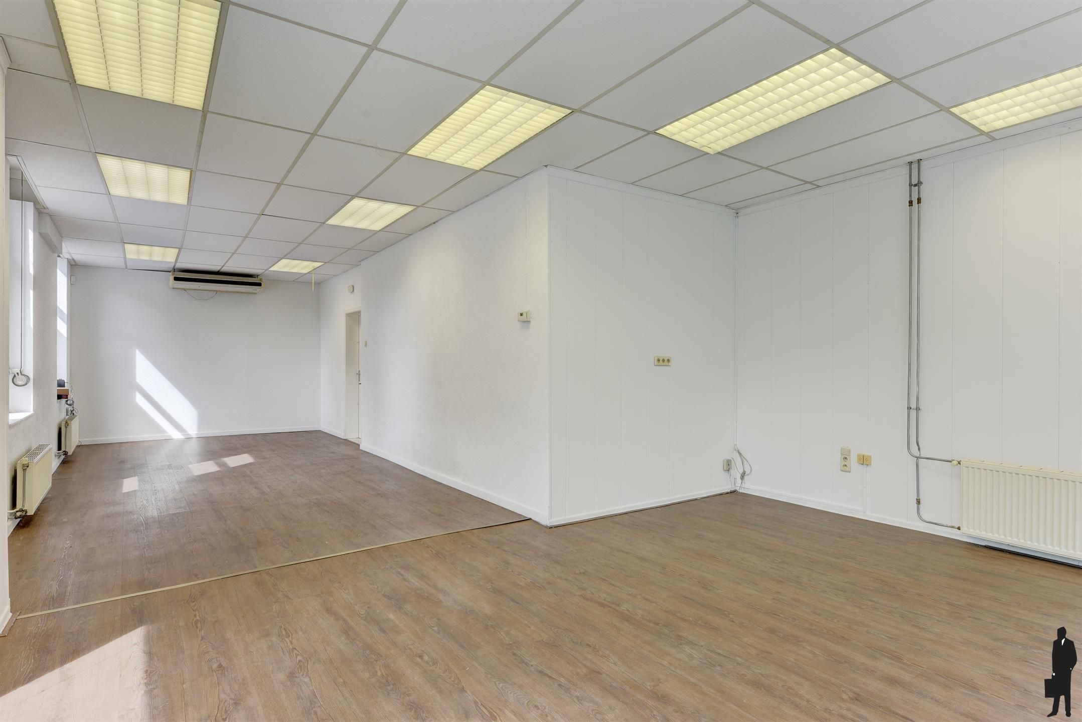 Handelszaak met bovenliggend appartement in Turnhout foto 4