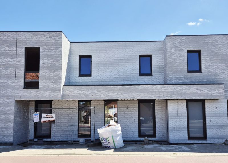 Hooglede: strakke halfopen nieuwbouwwoning met 3 slaapkamers, zuid-gerichte tuin, carport en berging op een perceel van 206 m², centrale ligging. foto 3
