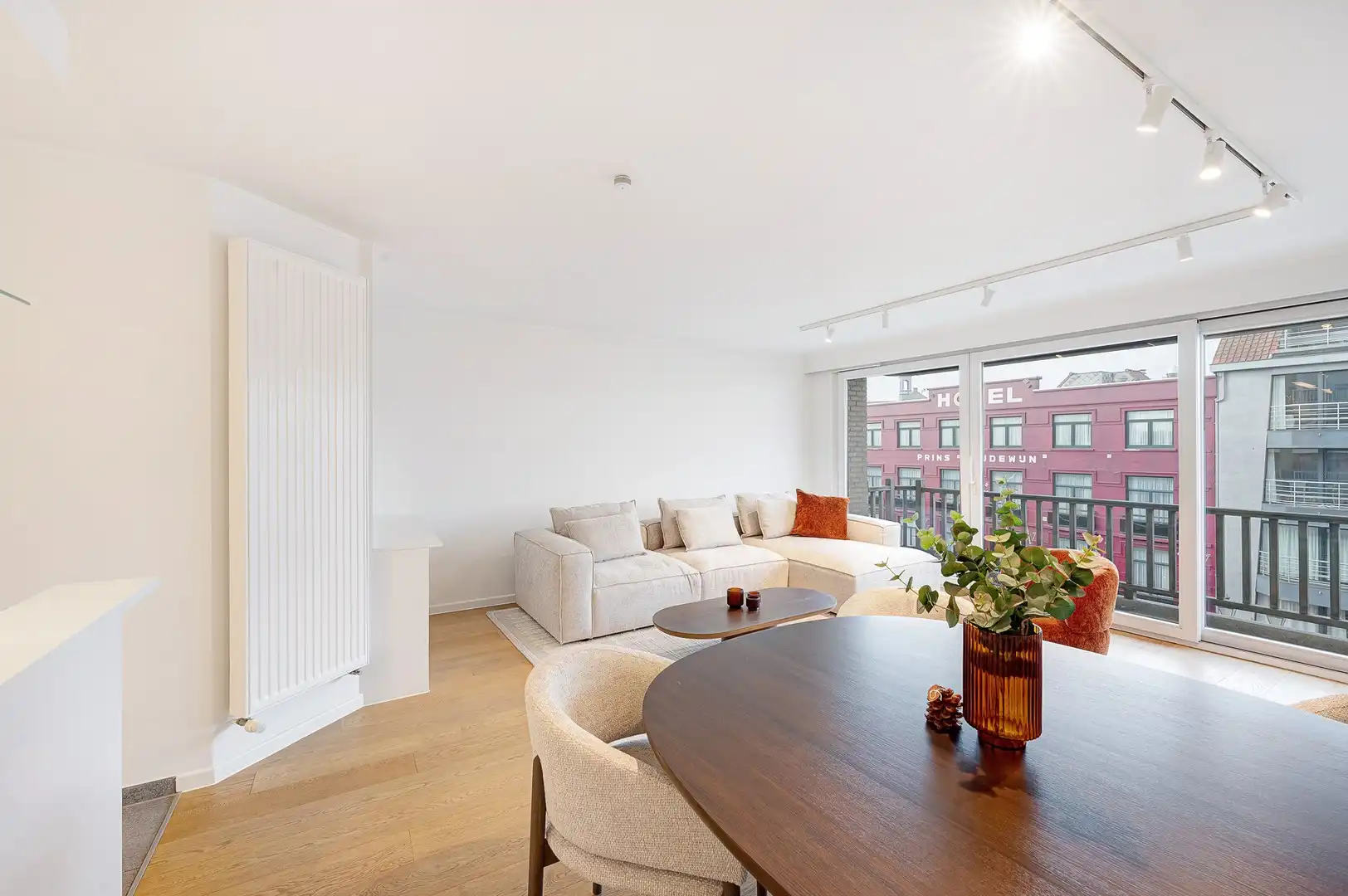 Hedendaags en lichtrijk appartement, centraal gelegen in Knokke. foto 2