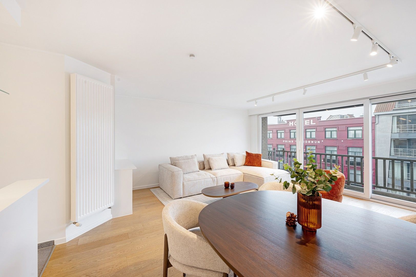 Hedendaags en lichtrijk appartement, centraal gelegen in Knokke. foto 2