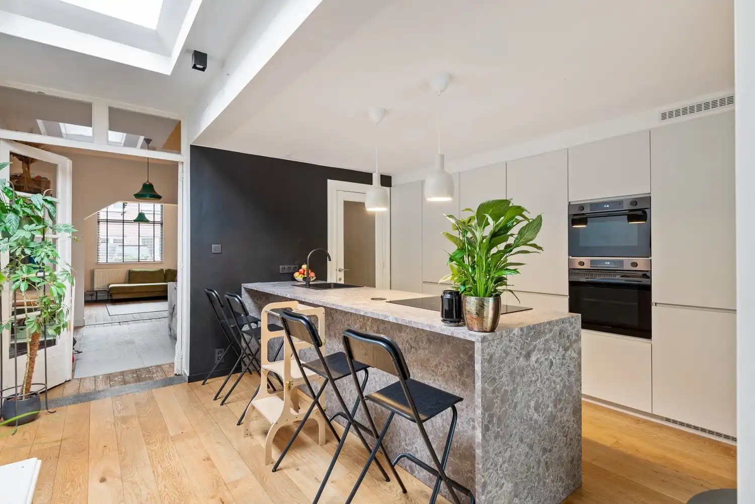 Charmant, gerenoveerd huis met 4 slaapkamers, 2 badkamers en gezellige tuin in Wijnegem! foto 8