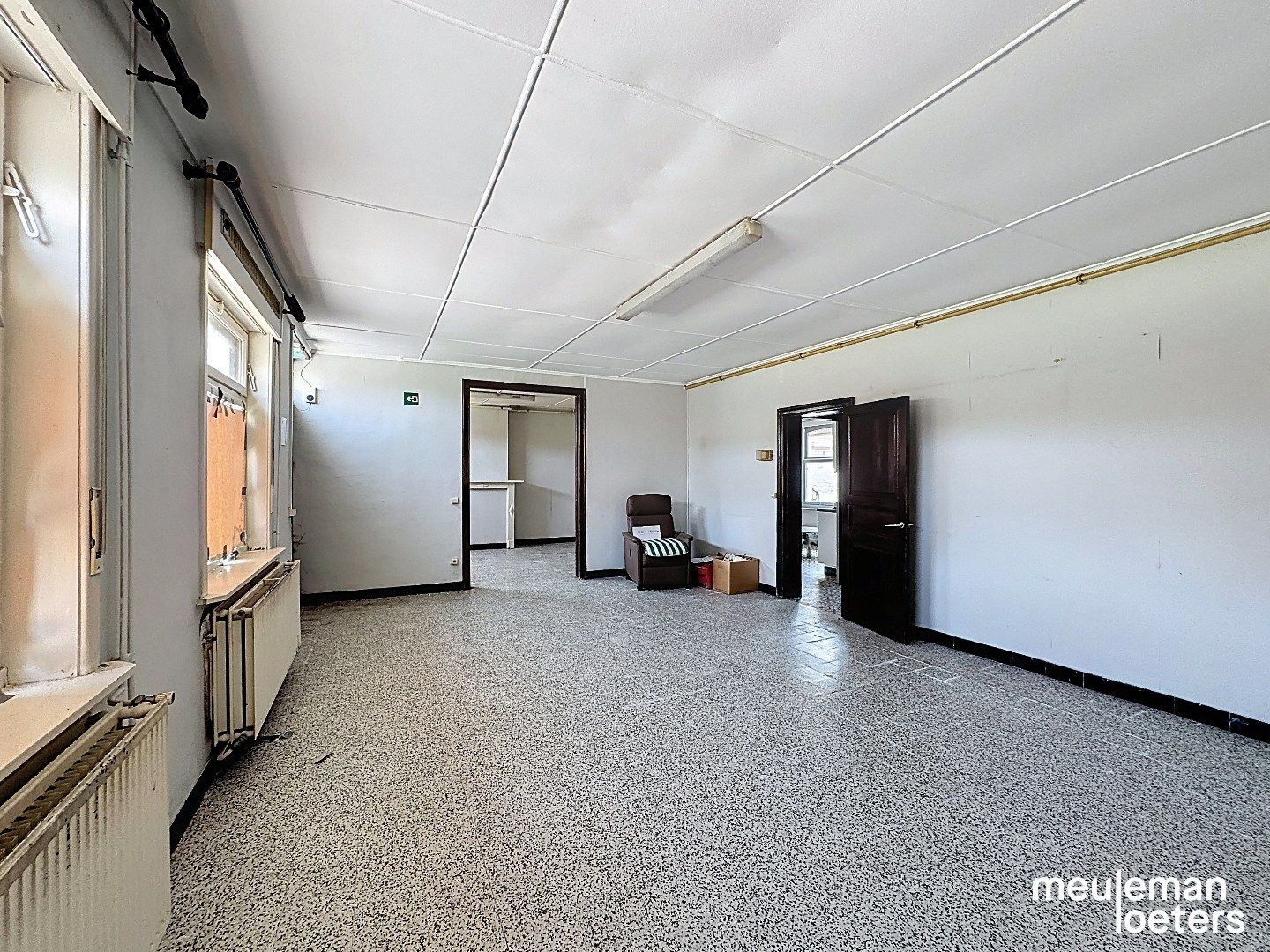 Te renoveren halfopen woning met garage foto 7