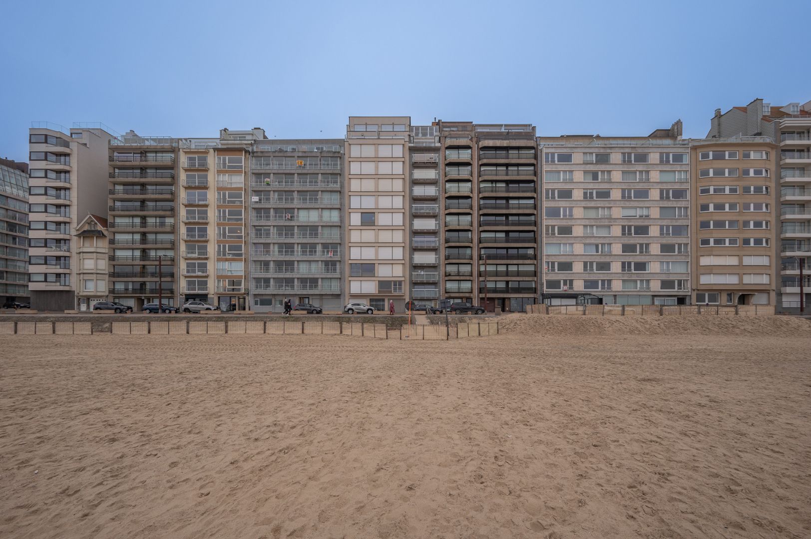 Modern vernieuwd appartement met frontaal zeezicht in Duinbergen foto 26