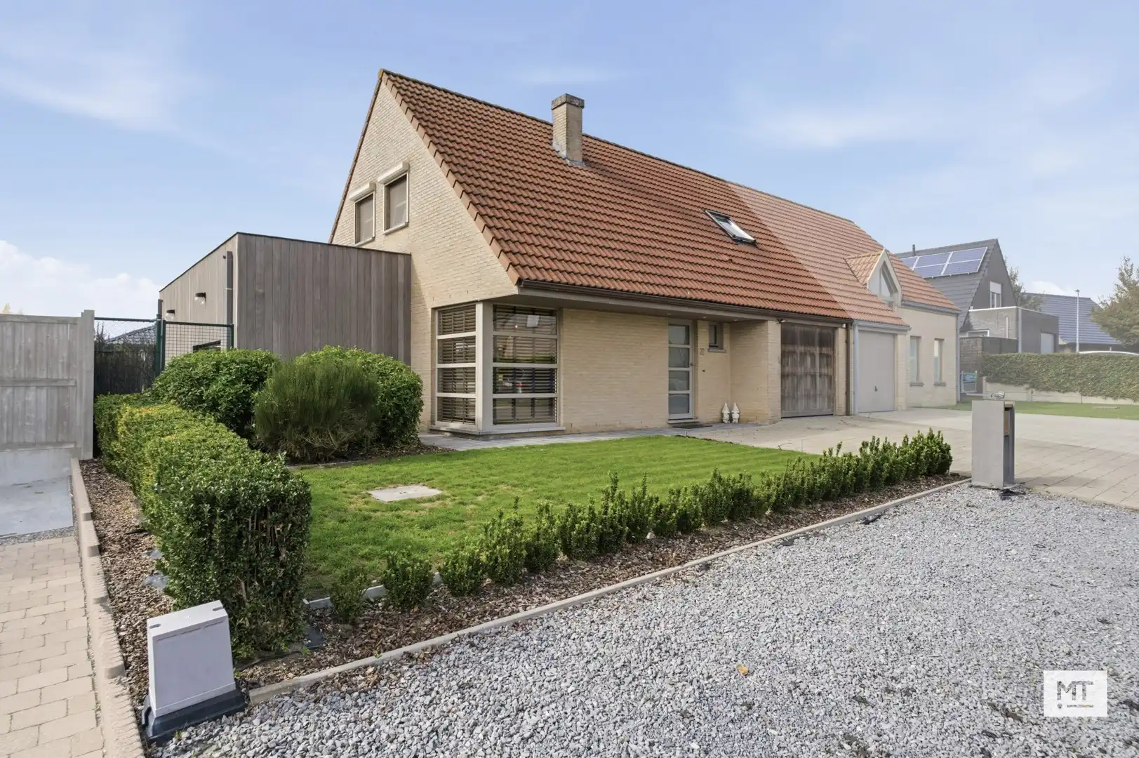 Instapklare halfopen woning met 3 slpk, tuin en garage in een rustige residentiële wijk te Houthulst foto 2