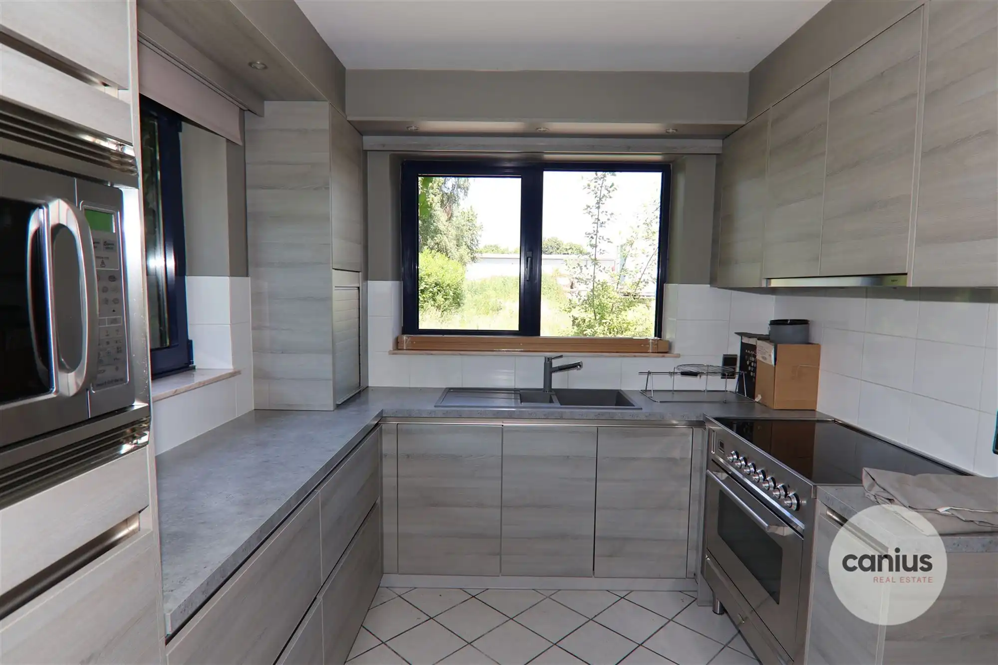 COMMERCIEEL GEBOUW MET MAGAZIJN EN WONING OP EEN ZICHTBARE LOCATIE  foto 9