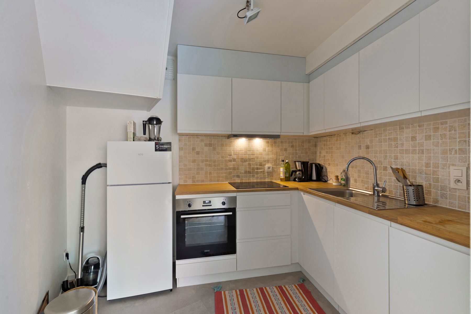 Instapklare stadswoning met grote garage ! foto 9