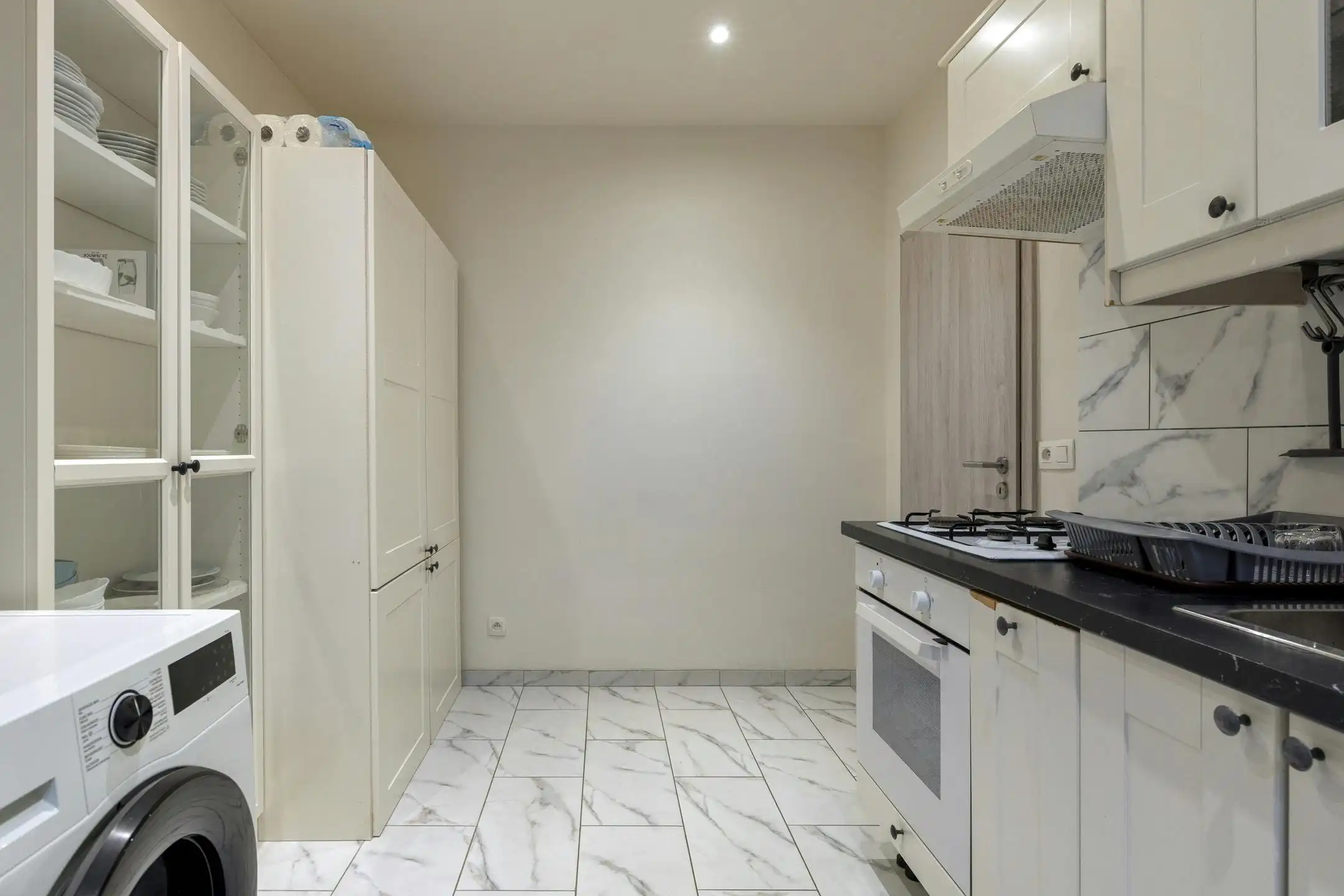 Gerenoveerd gelijkvloers appartement te koop in Merksem foto 6