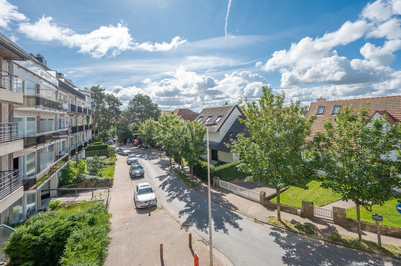 Zonnig appartement met terras genietend van prachtig open zicht op de villa's van Knokke. foto 16