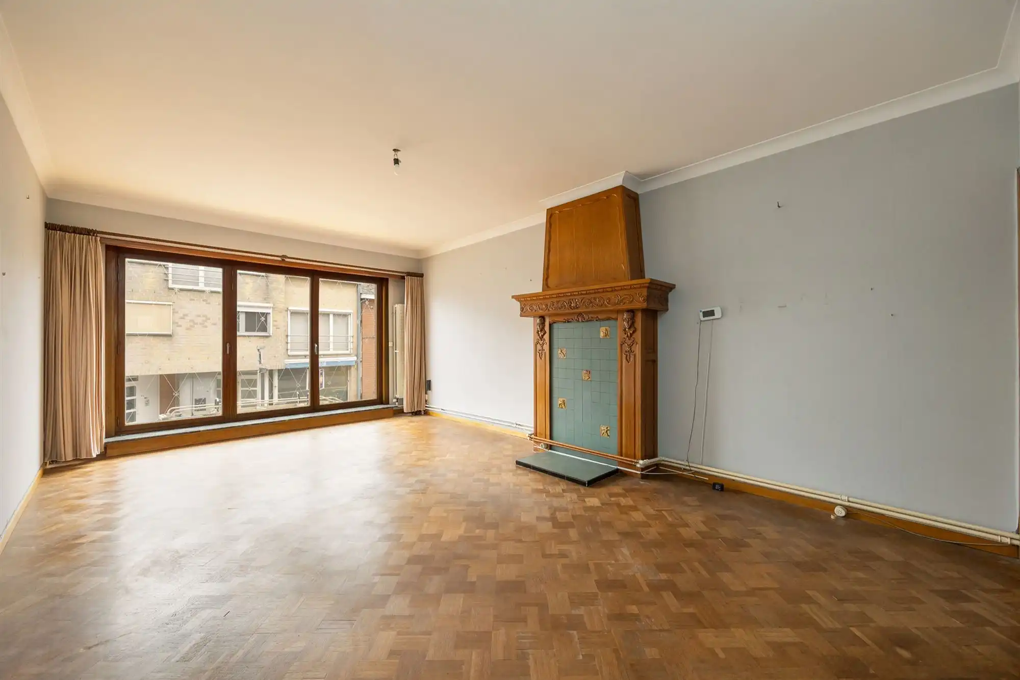 Te renoveren rijwoning met garage en tuin foto 2