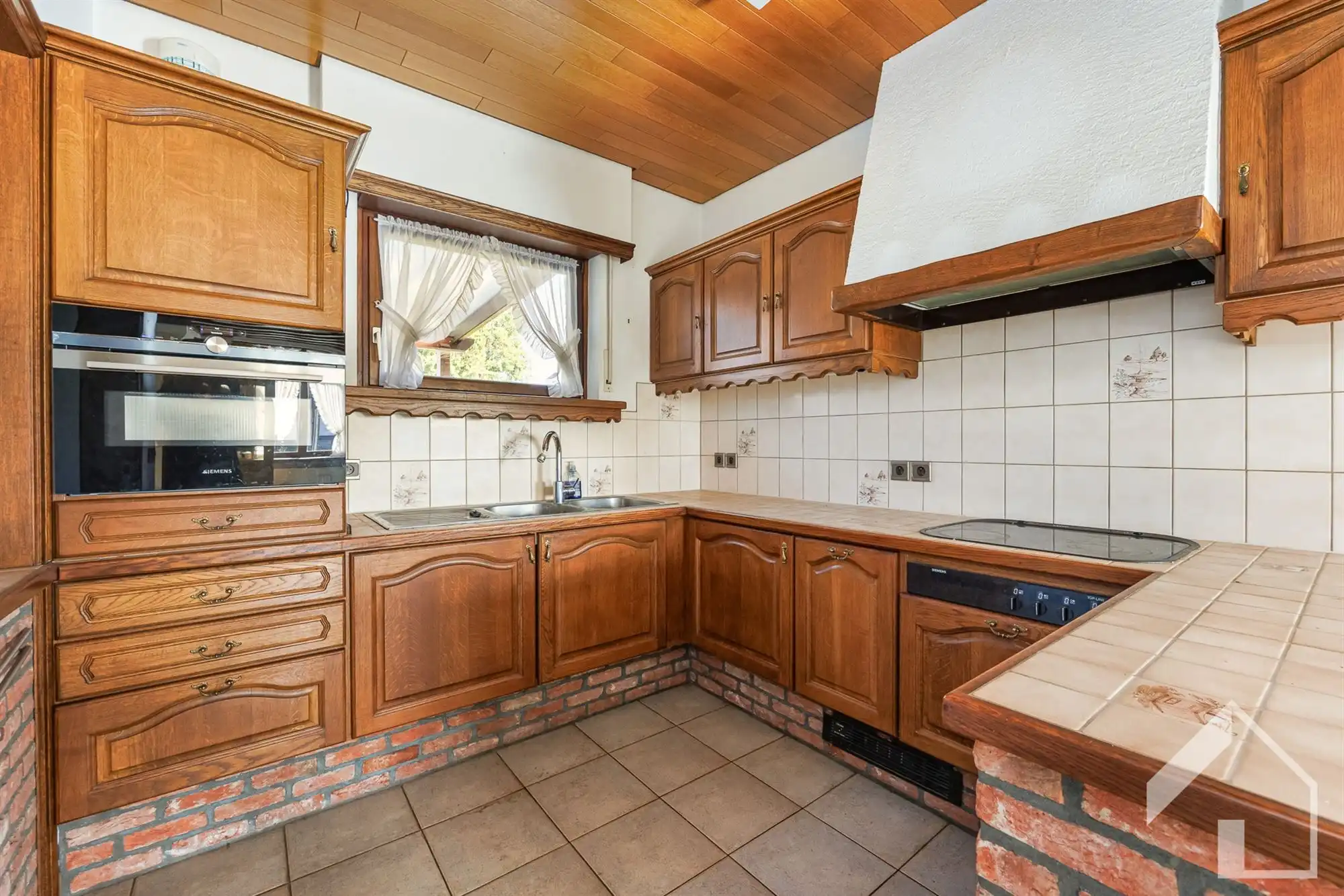 Te renoveren landhuis + achterliggend weiland foto 7
