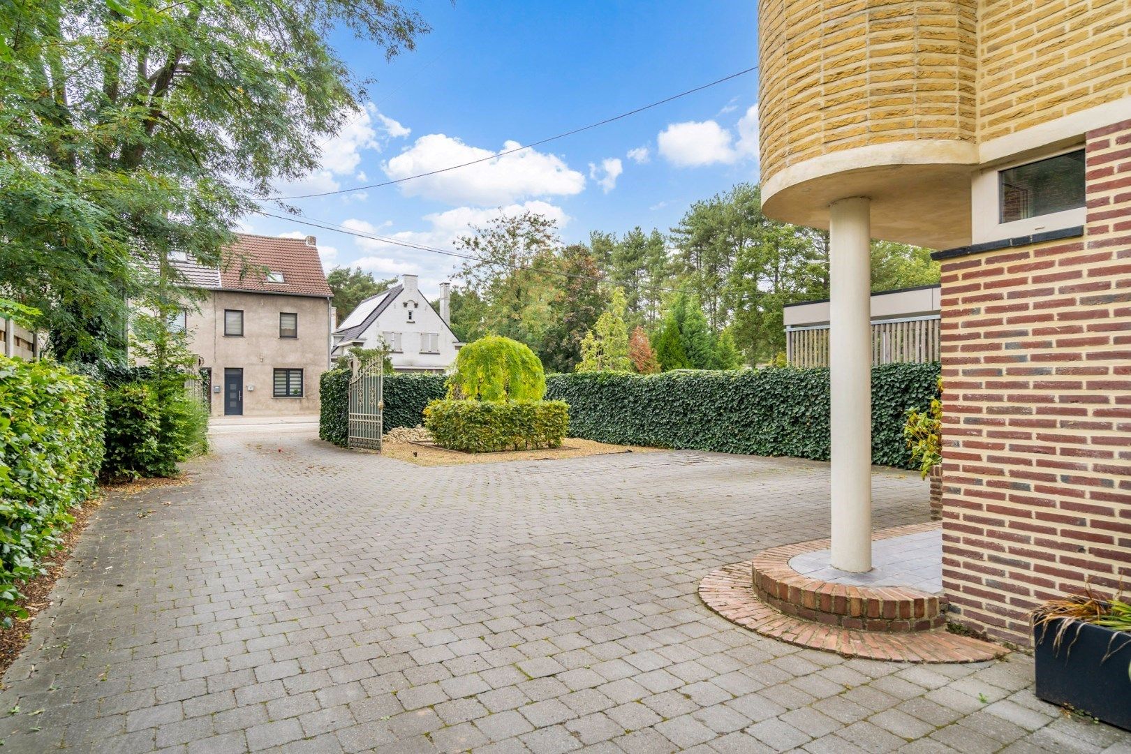 Gerenoveerde halfvrijstaande woning met bijzonder veel karakter, op 4a 99ca vlakbij het centrum van Genk.  foto 30