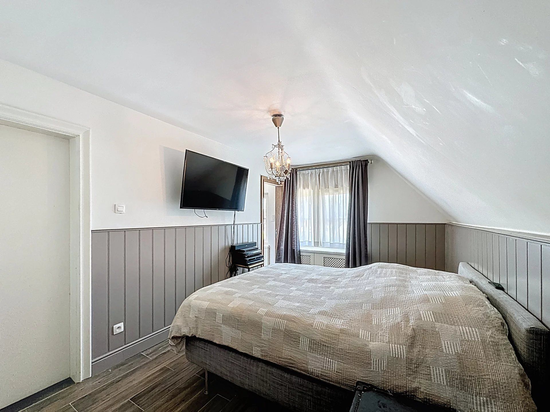 Charmante gerenoveerde woning met bijgebouw, ideaal voor bijberoep of inwonende ouders/volwassen kinderen. foto 15