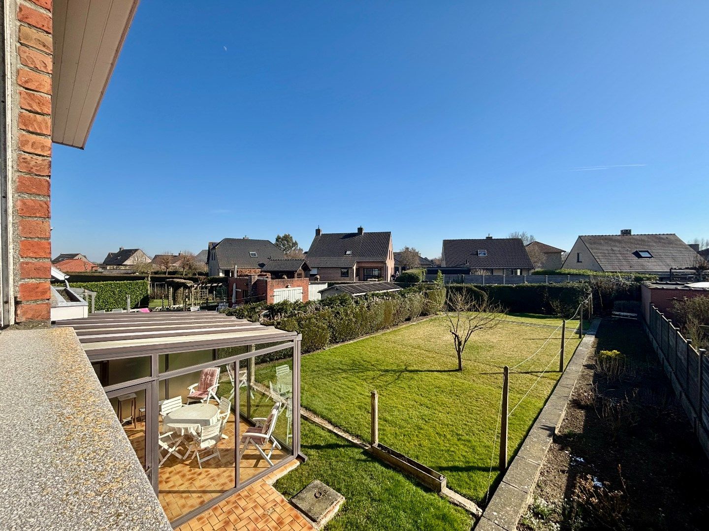 Ruime en kloeke halfopen woning met zonnige tuin. Opp:555m². foto 20