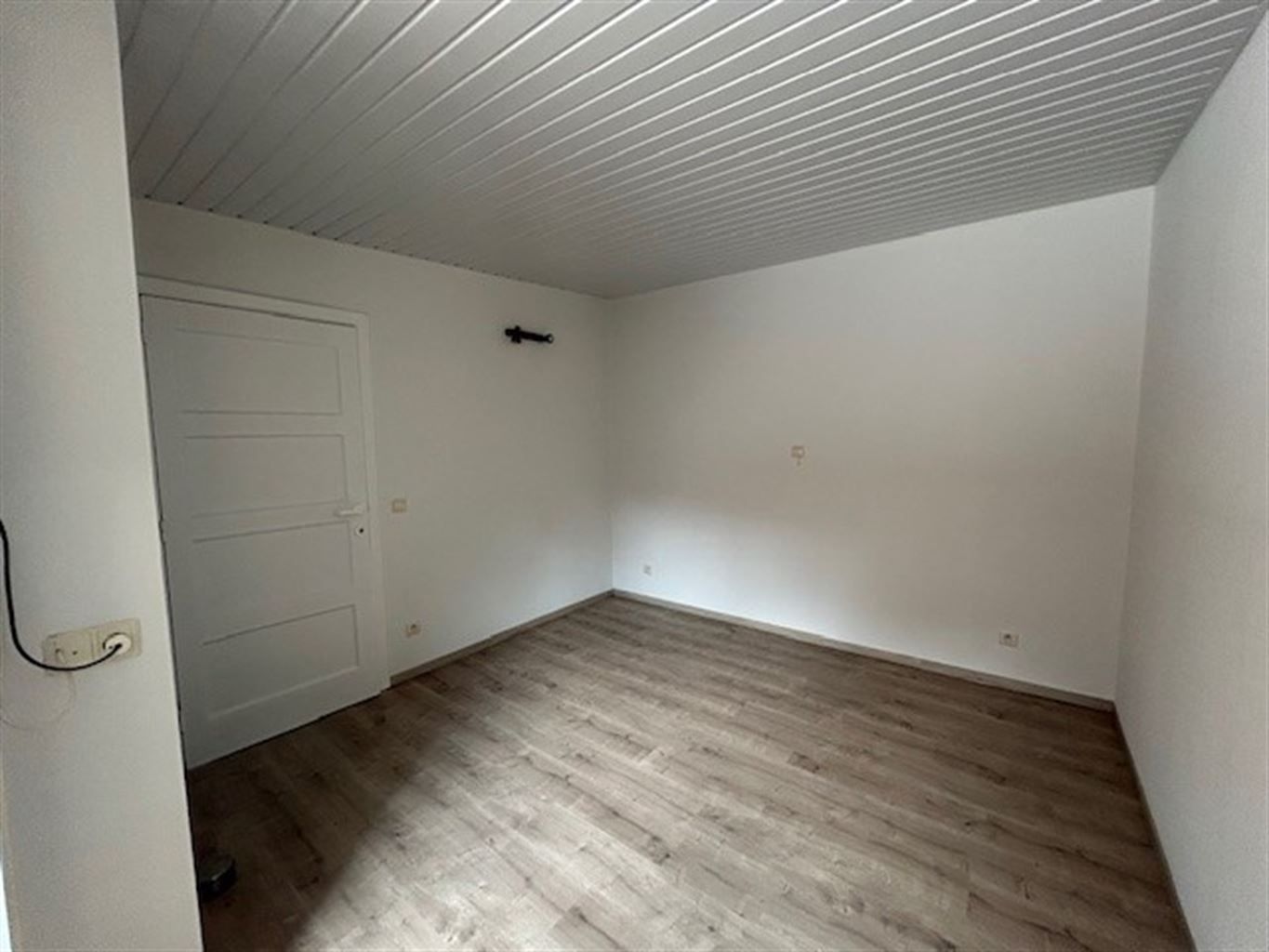 Gelijkvloers appartement met 1 slaapkamer, koer en kelderberging in het centrum van Maaseik. foto 4