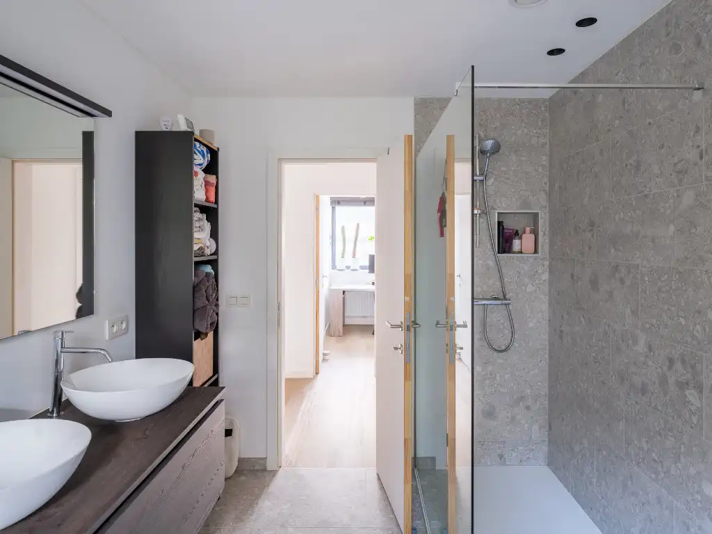 Karaktervol gerenoveerde gezinswoning met o.m. vier slaapkamers en twee badkamers foto 25