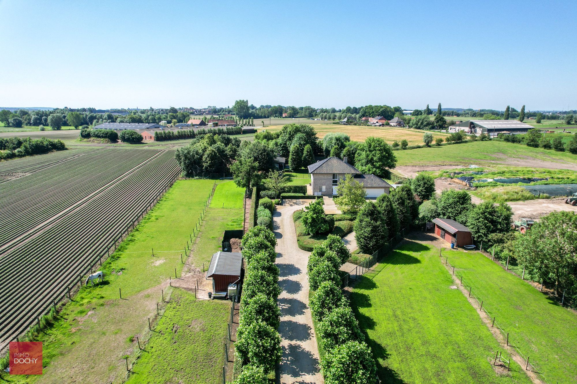 Rustig gelegen villa met bijgebouw en weides foto 1