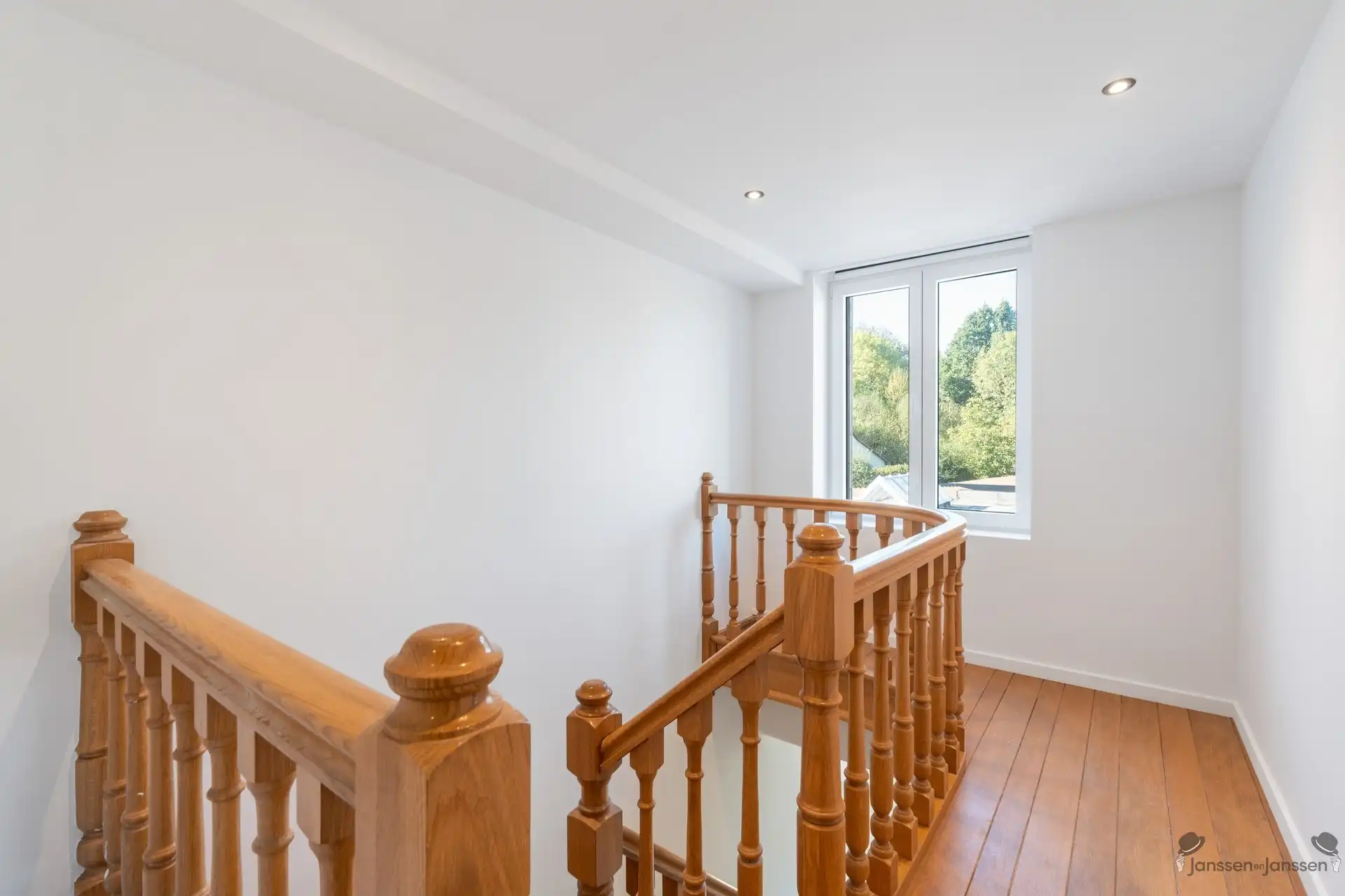 Luxueus gerenoveerd duplexappartement met 4 slaapkamers en private tuin foto 10
