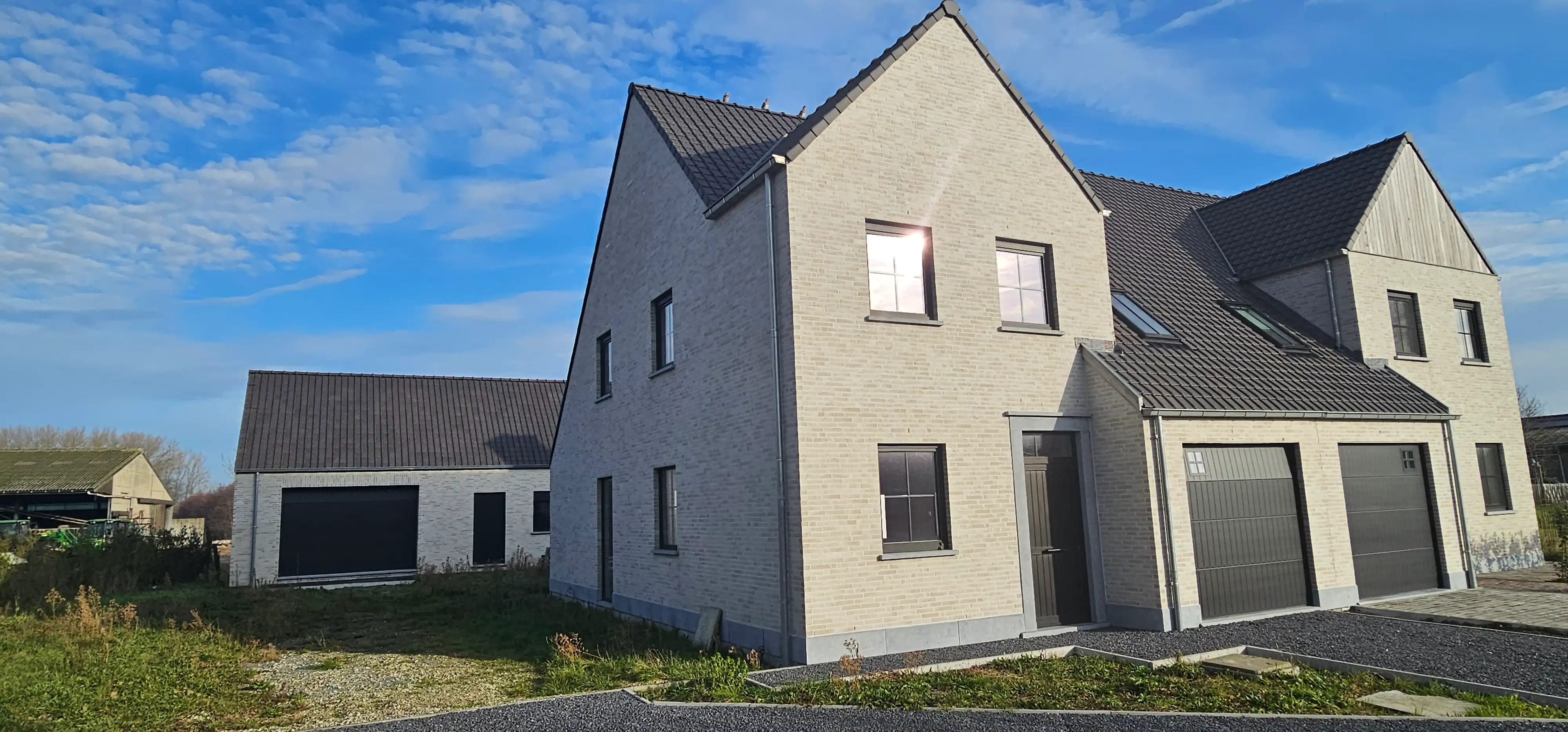 Nieuwbouw halfopen woning met loods op landelijke locatie foto 4