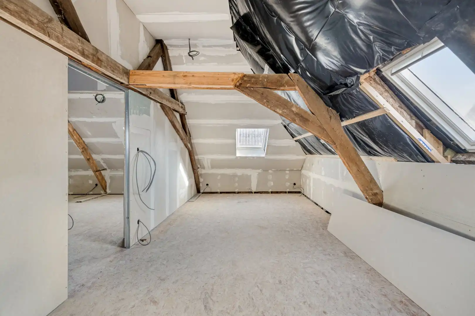 Commercieel pand met verder af te werken appartement en garage op topligging! foto 18