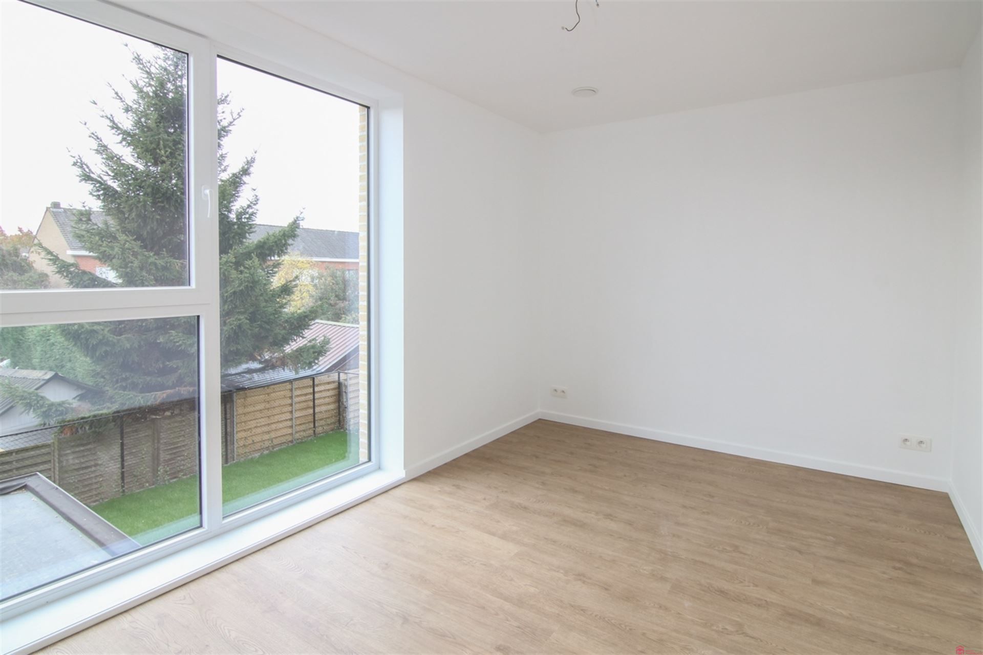 Energiezuinige halfopen woning te huur nabij het centrum van Wevelgem foto 5