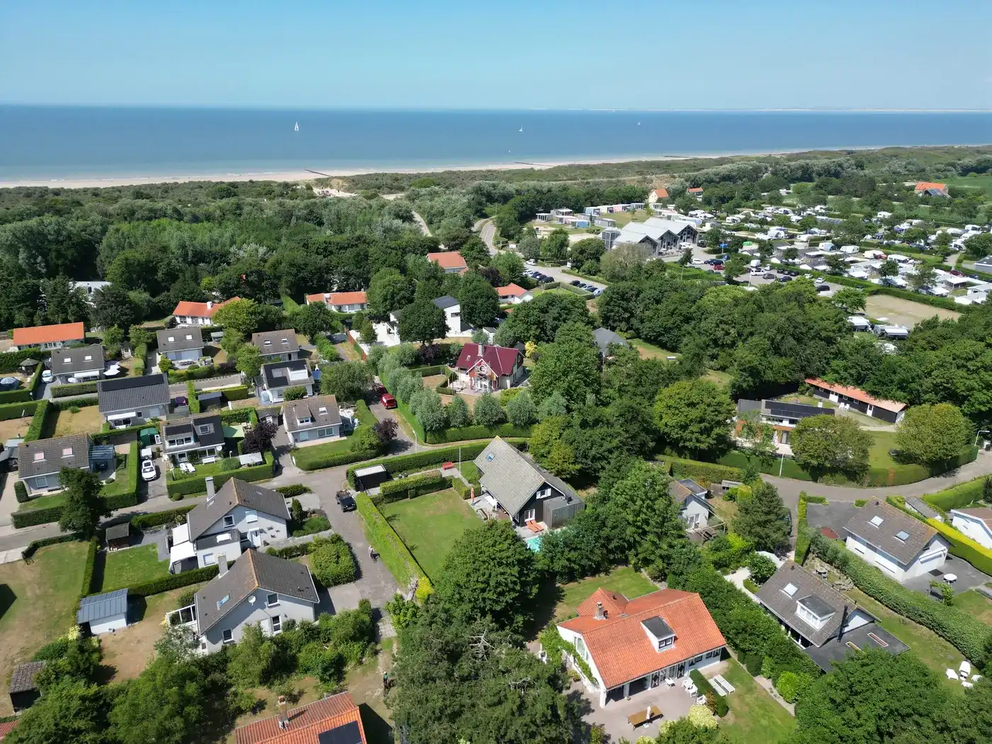 Unieke vrijstaande recreatiewoning op een toplocatie te Cadzand-Bad foto {{pictureIndex}}