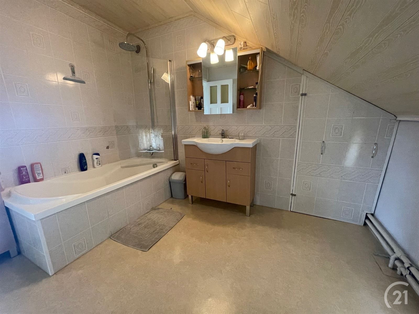 Op te frissen viergevelwoning met tuintje, stal en garage op 3are67 foto 15