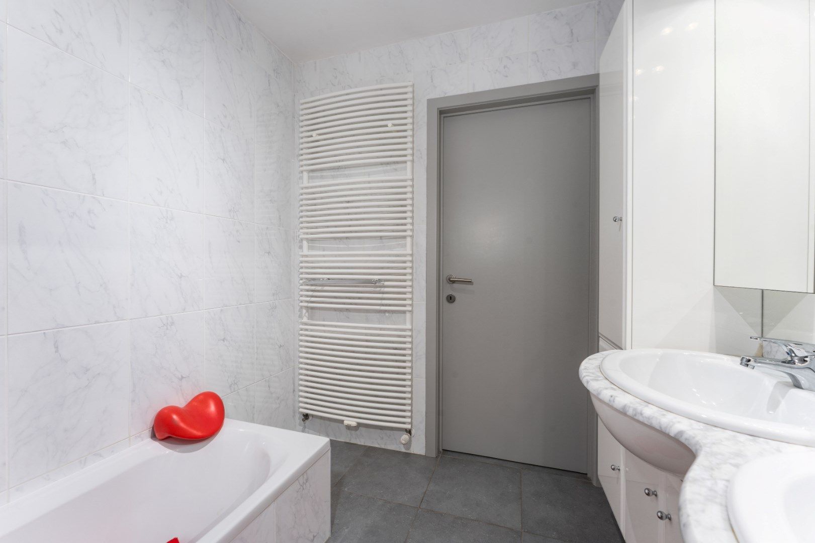 Prachtig 2 slaapkamer appartement met zijdelings zeezicht en ruim zongericht terras foto 7