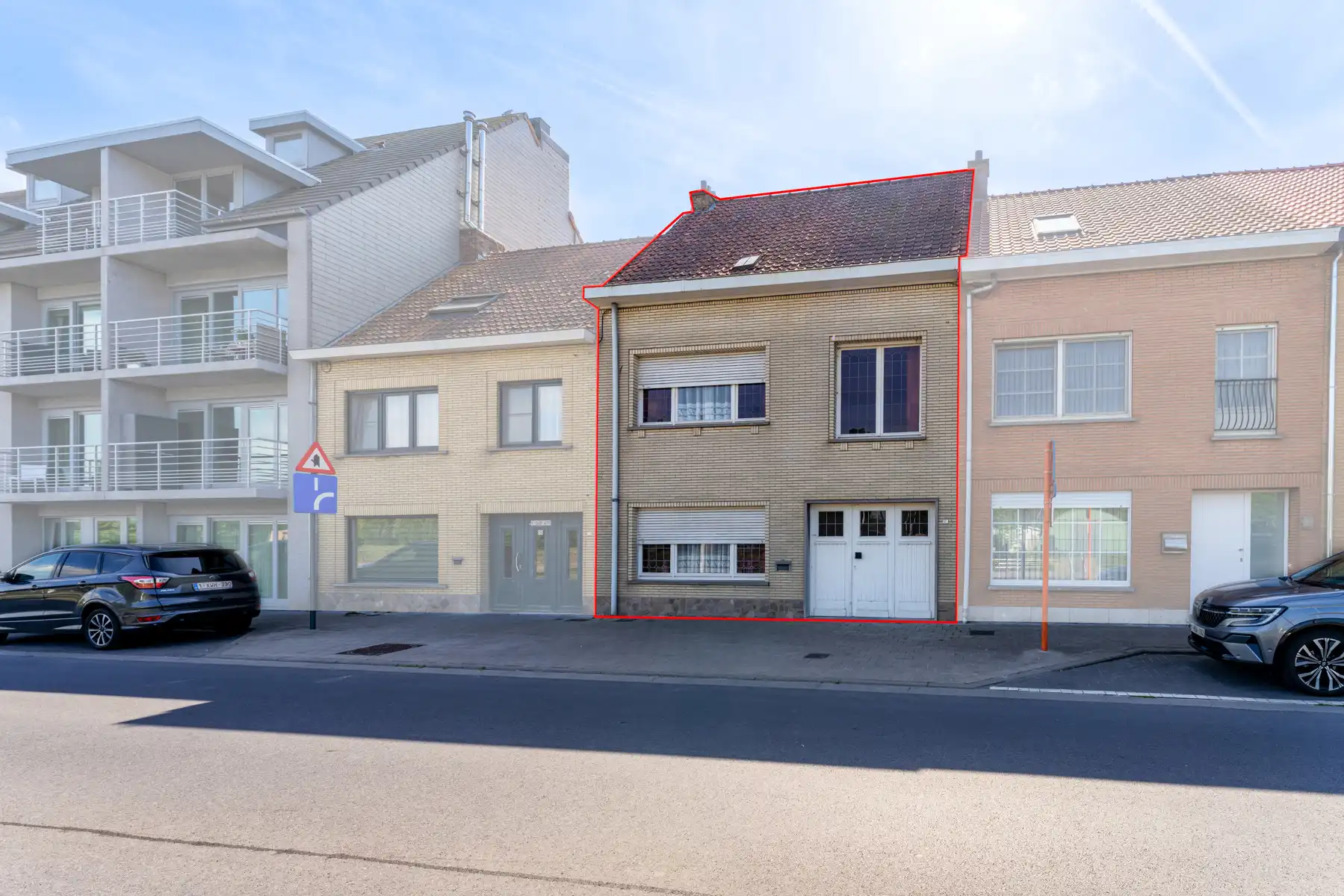 Hoofdfoto van de publicatie: Ruime rijwoning met garage te koop nieuwpoort stad