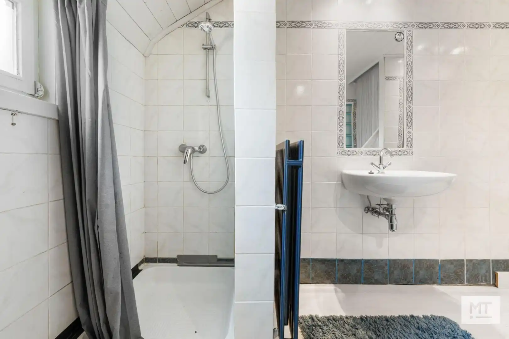 Bijzonder ruime woning met opslagruimte, dubbele garage en uitweg in centrum Langemark foto 15
