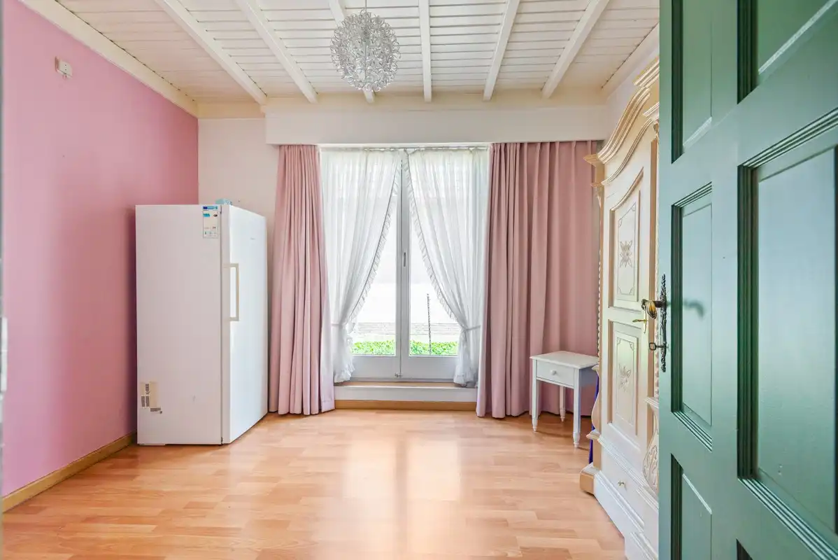Gelijkvloerswoning met 3 - 4 slaapkamers, garage & prachtig omheinde tuin. foto 4