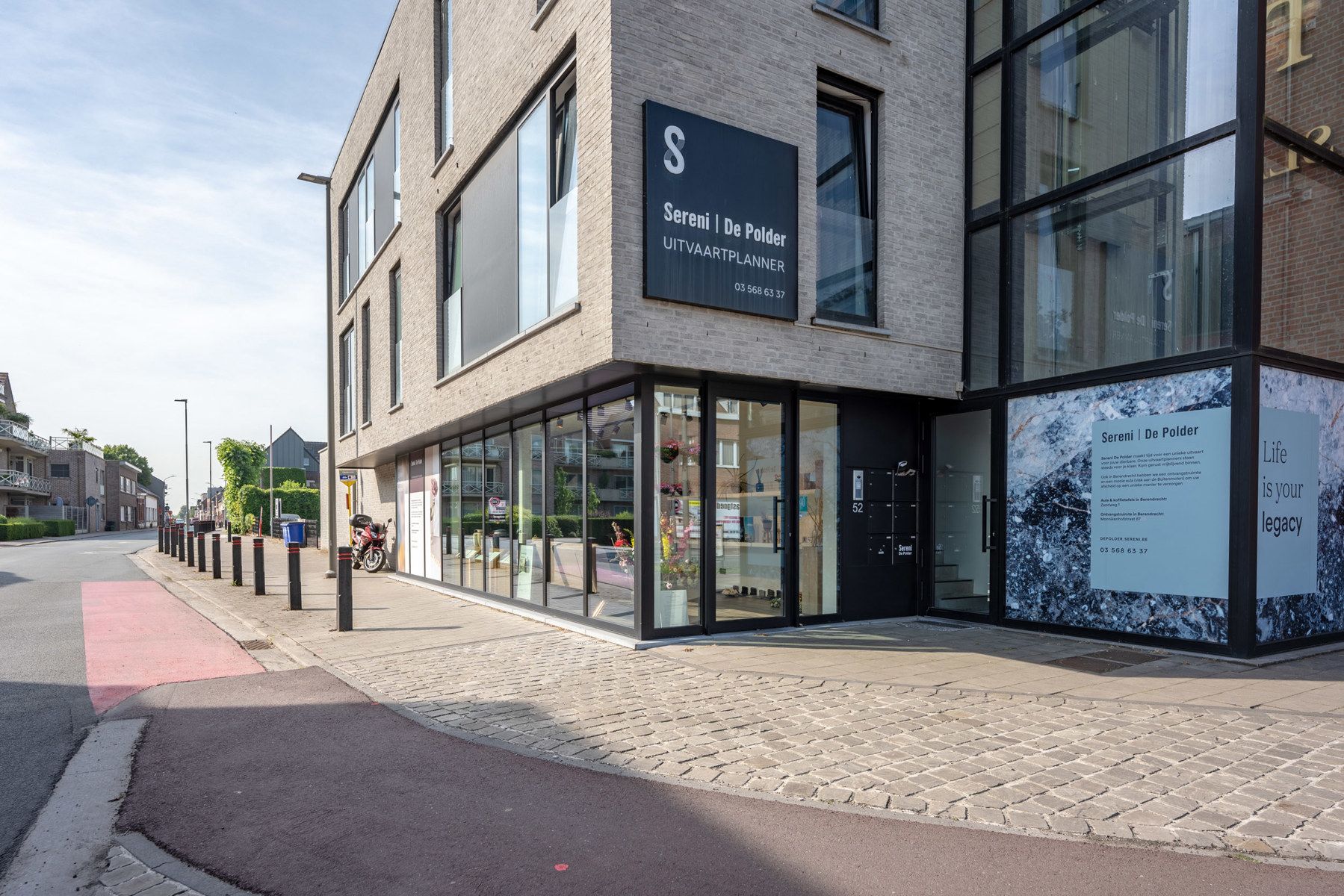 Handelsgelijkvloers (80m²) in het centrum van Stabroek met inpandige garage!  foto {{pictureIndex}}