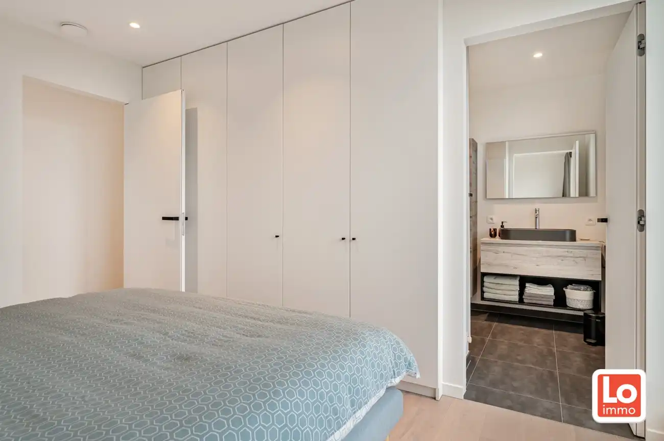 VERKOCHT! Luxe Penthouse met 1 slaapkamer en 2 grote terrassen op een topligging in het centrum van Lochristi! foto 13