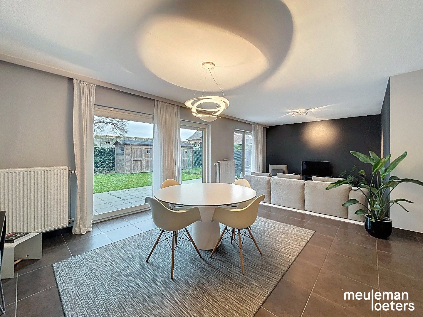 Lichtrijke woning met inpandige garage foto 5