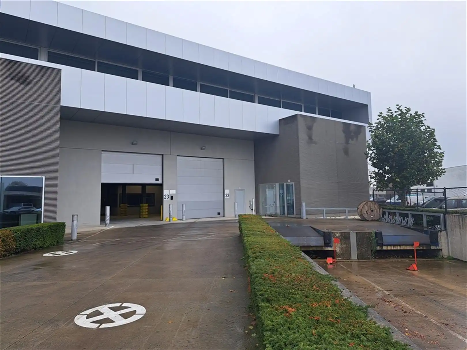 Industrieel gebouw met laadkades en privatief buitenterrein foto 2