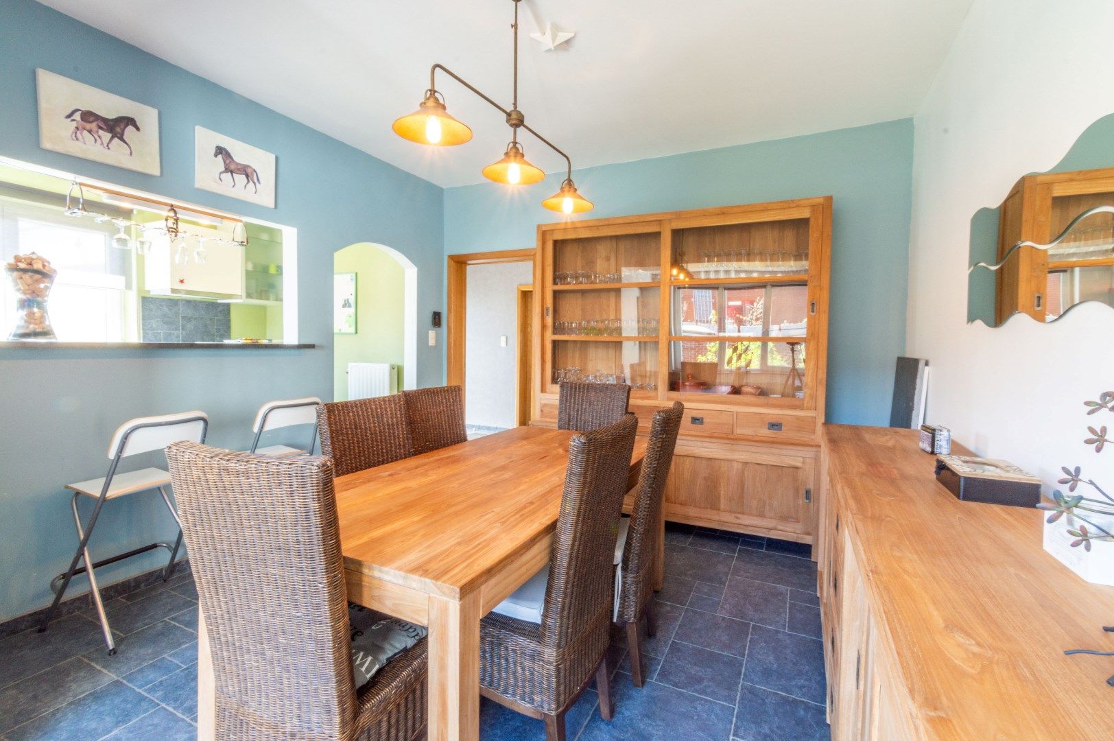  Ruime en goed onderhouden driegevel-woning met 3 slaapkamers, 2 terrassen, tuin, garage en oprit met plaats voor meerdere wagens foto 9