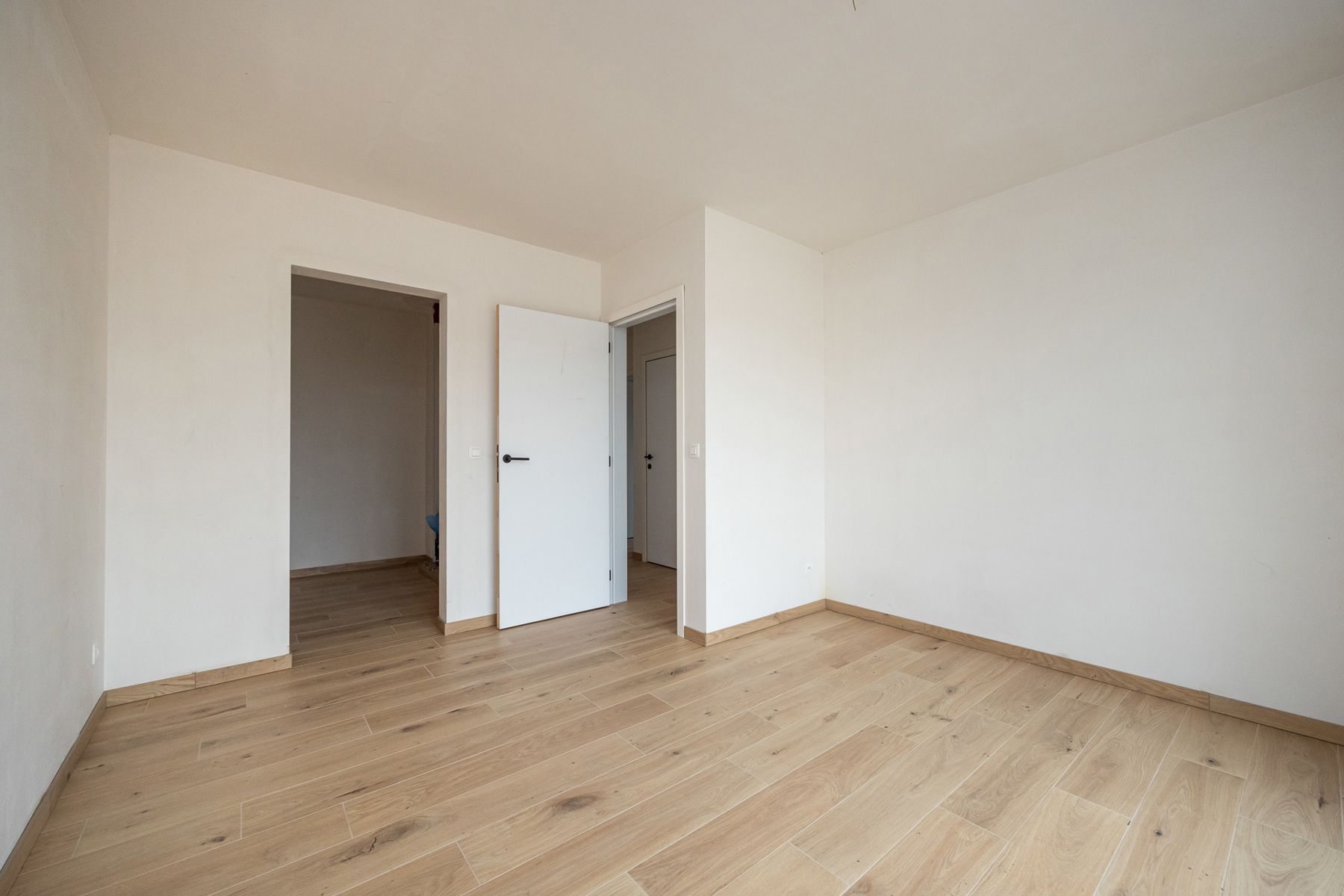 Halfopen woning met 3 slaapkamers en inpandige garage op perceel van ca 505 m² foto 11