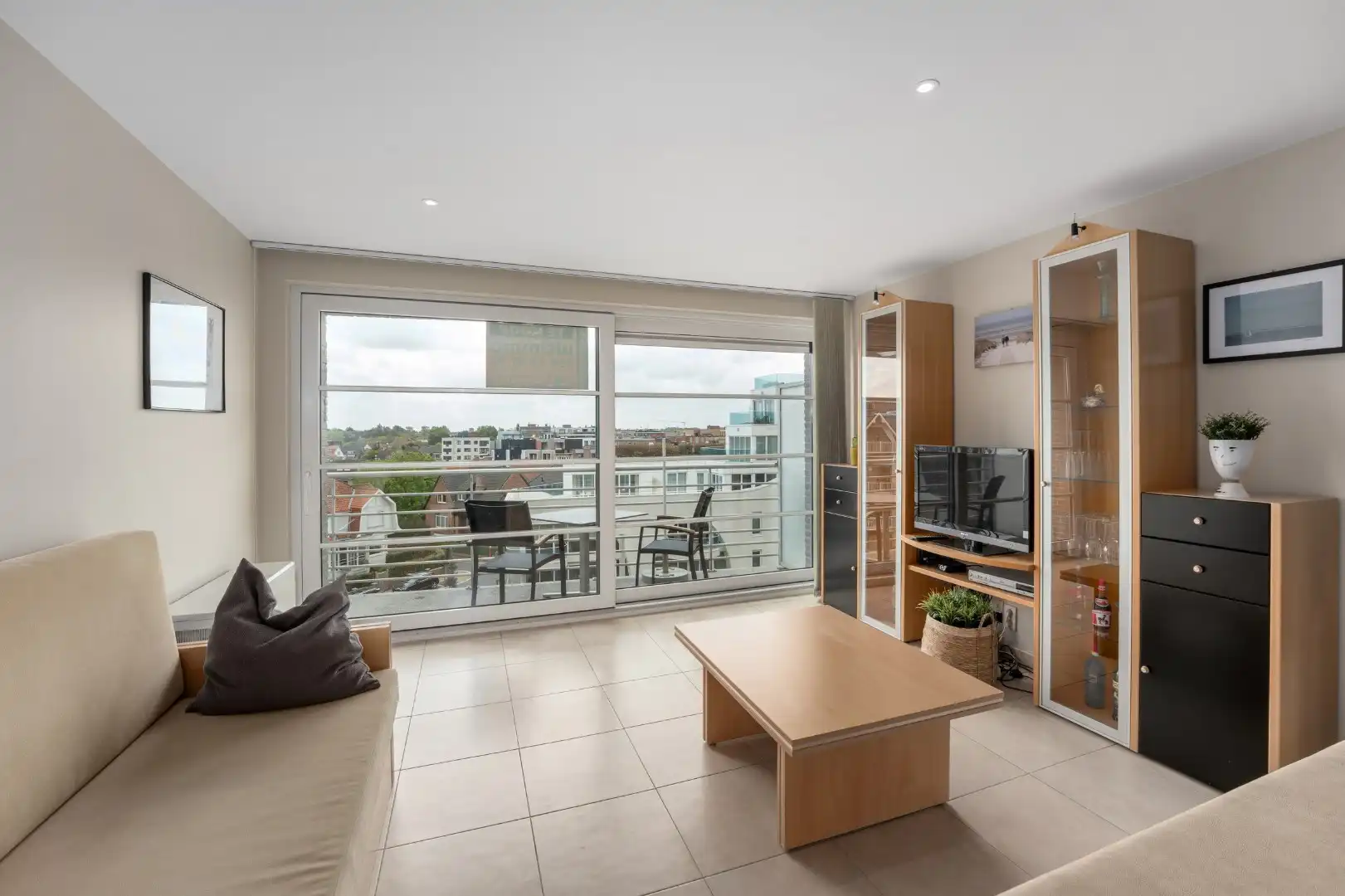 Prachtig en ruim 2 slaapkamerappartement te koop nabij de zeedijk foto 2