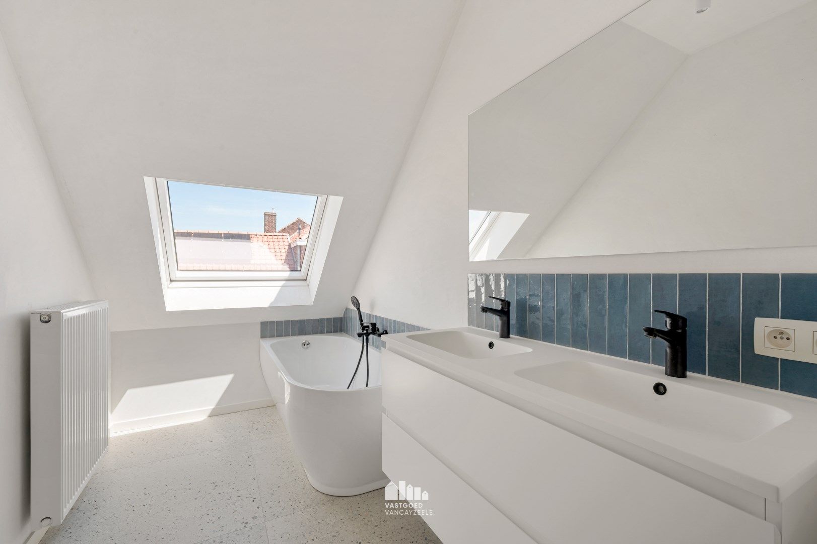 Volledig gerenoveerde herenwoning met grote koer op centrale ligging.  foto 23