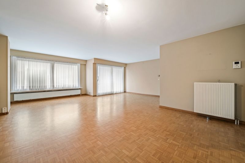 Roeselare-stadskern. Ruim verzorgd appartement van 118m3 met 3 slaapkamers, 2 terrassen, 3de verdieping. Uiterst ruim met zicht op de Grote Markt. TOPPER ! foto 4