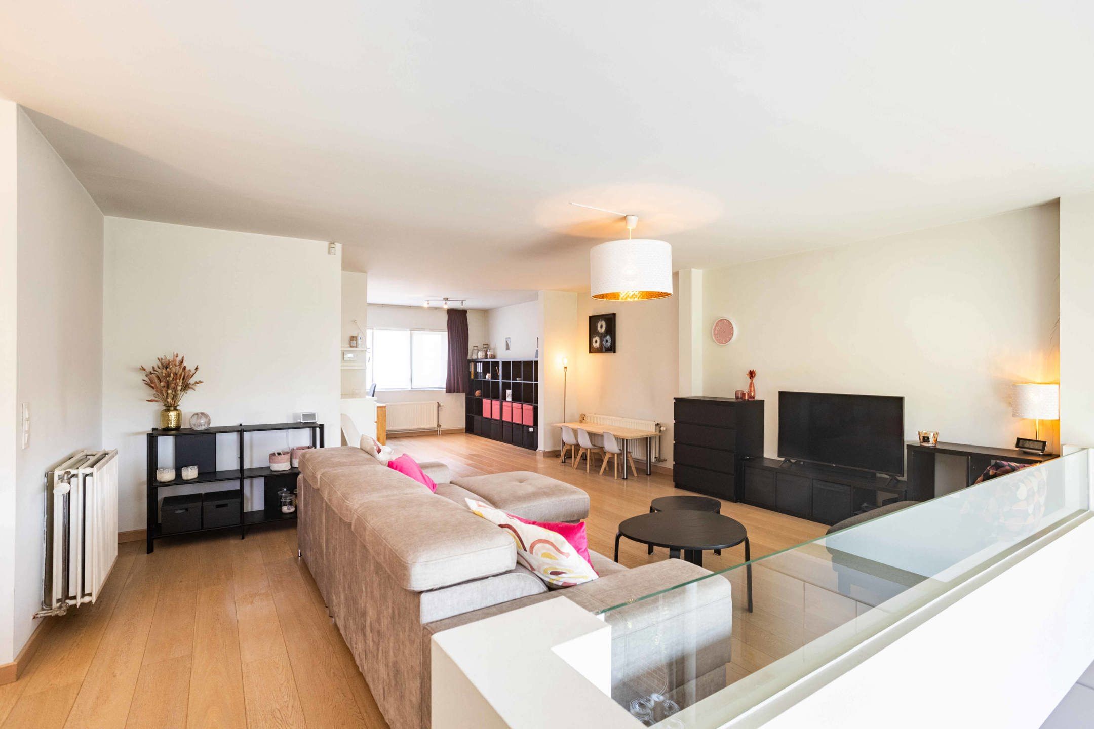 Goed gelegen, ruime & instapklare eigendom met tuin & garage foto 16
