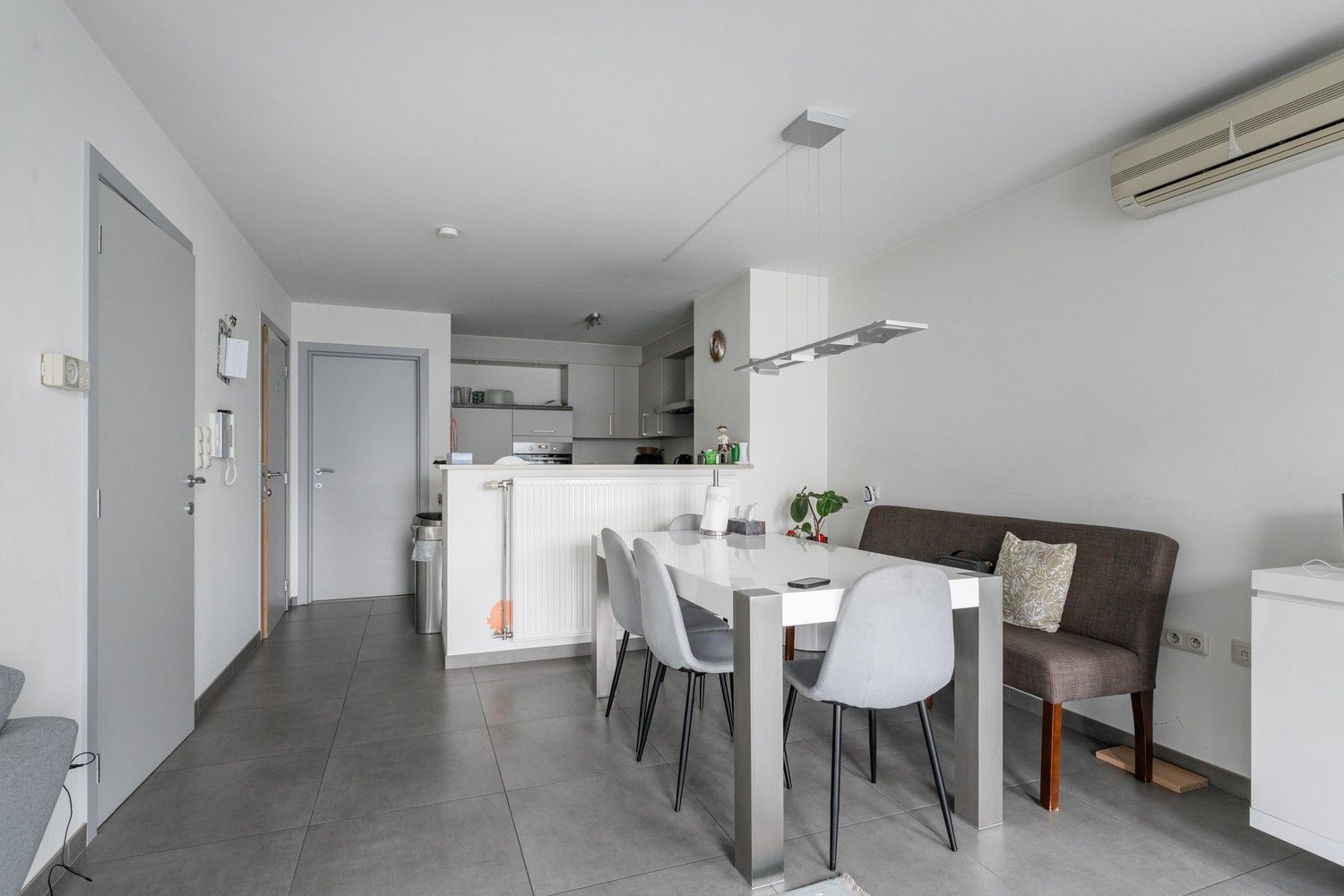 Ruim en energiezuinig appartement met garagebox in het centrum van Pelt foto 7