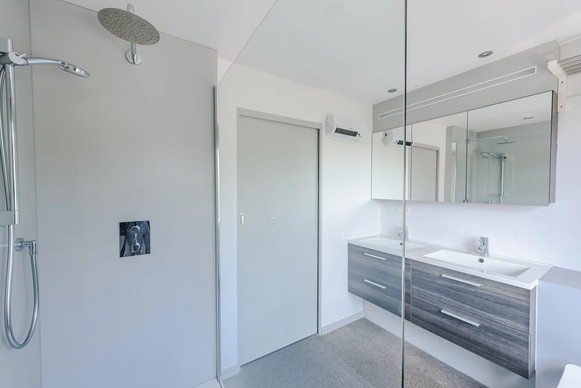 Moderne instapklare woning met 3 slaapkamers op mooi perceel. foto 25