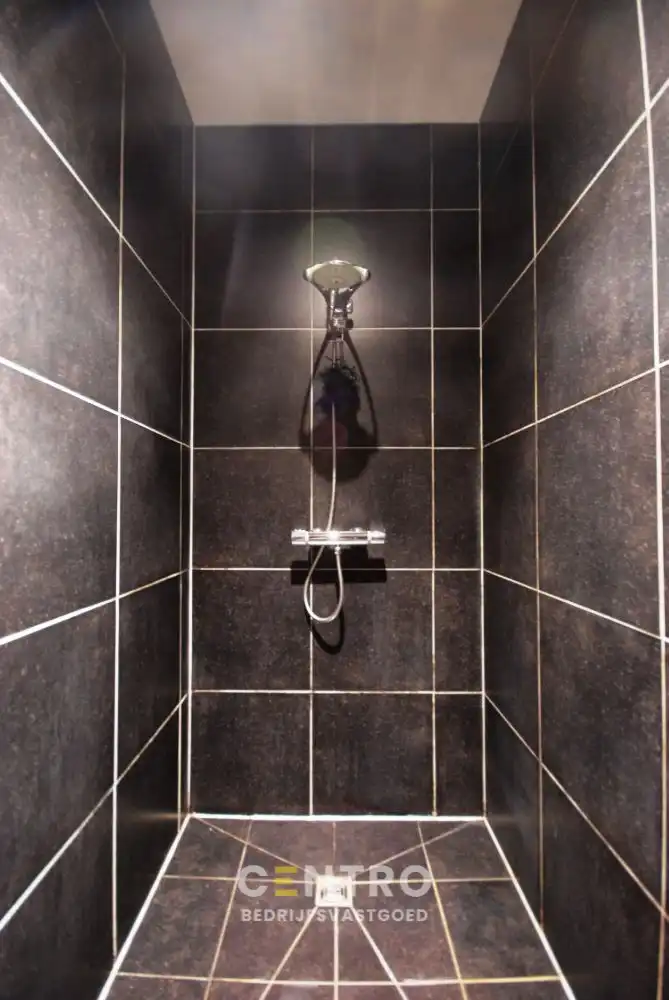 Recent BEDRIJFSGEBOUW, bestaande uit MAGAZIJN, BURELEN en WONING met zonnige tuin te Diksmuide. Op bedrijventerrein te Diksmuide foto 10