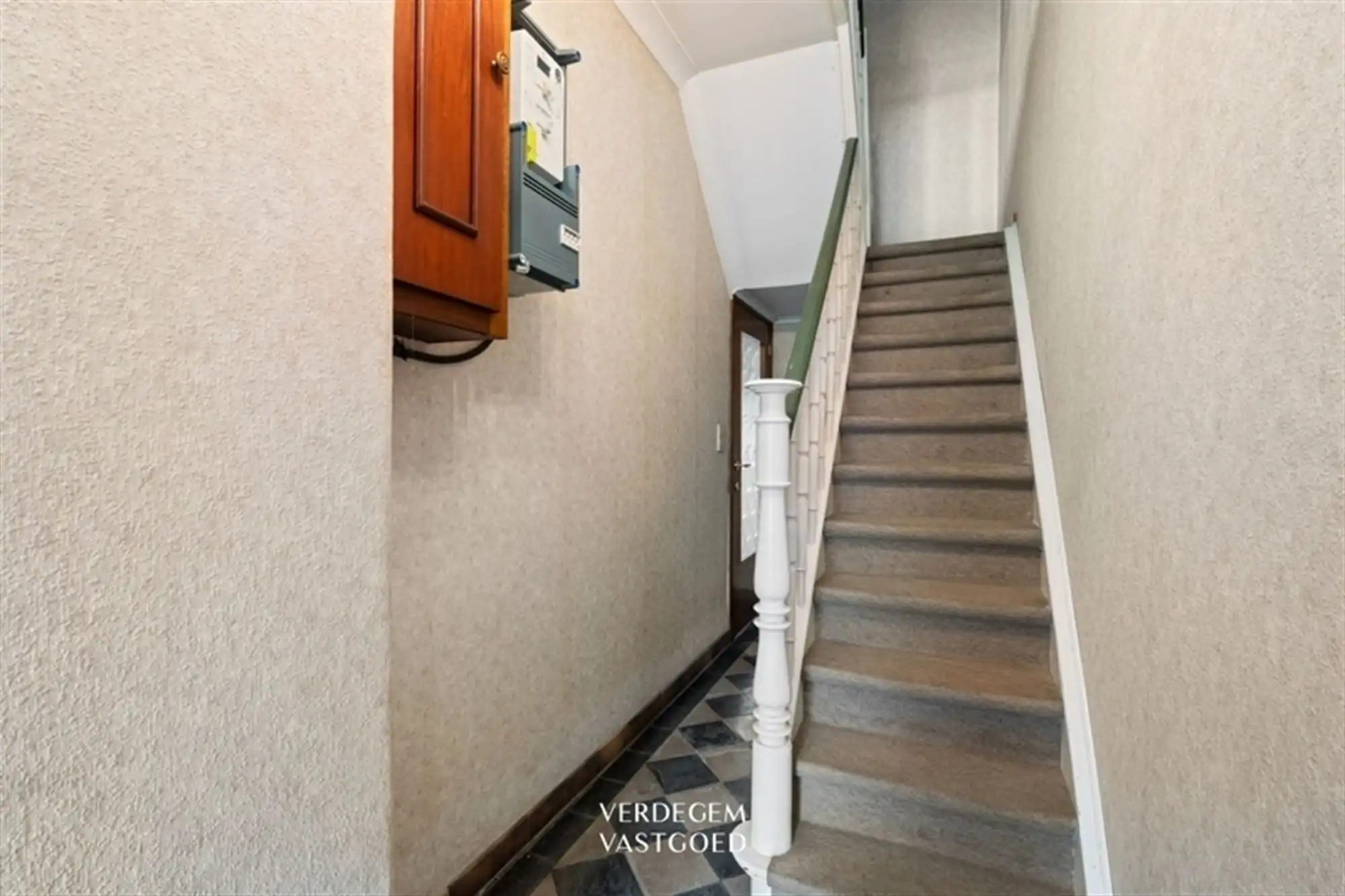 Halfopen woning met 2 slaapkamers, tuin en oprit naar achterliggende garage foto 10