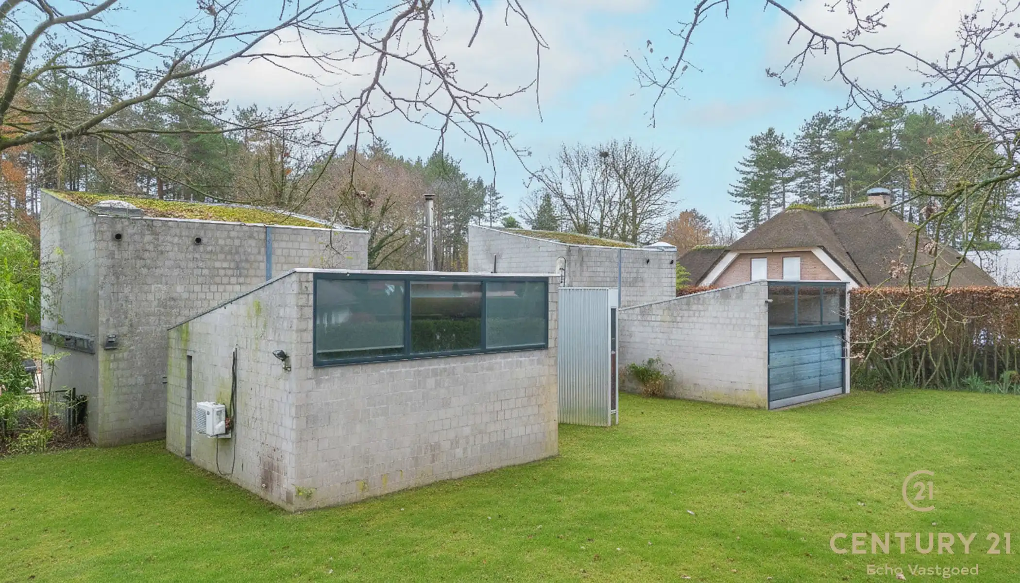 Unieke te renoveren villa in villawijk “De Lint” foto 2