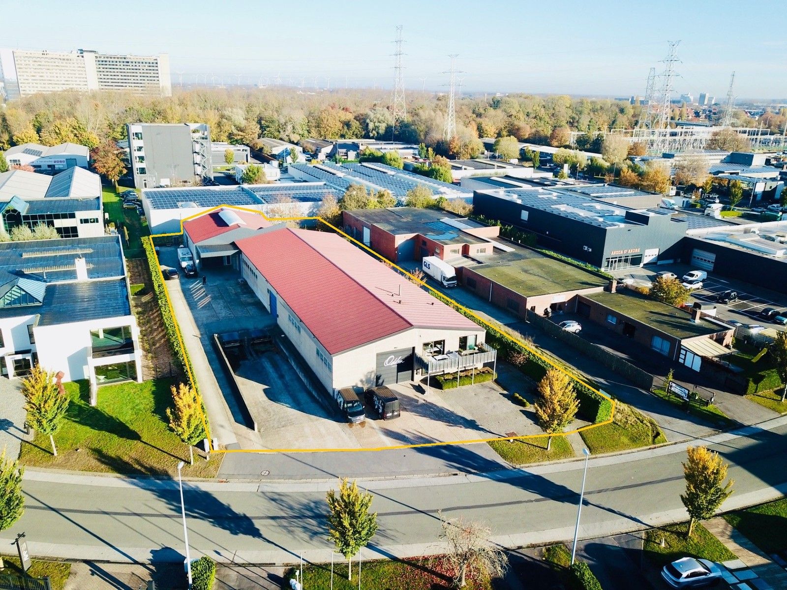 Instapklaar BEDRIJFSPAND, bestaande uit MAGAZIJNEN met geïntegreerde KANTOREN en ruim APPARTEMENT met terras op verdieping! Op industriezone "Waggelwater"! foto {{pictureIndex}}