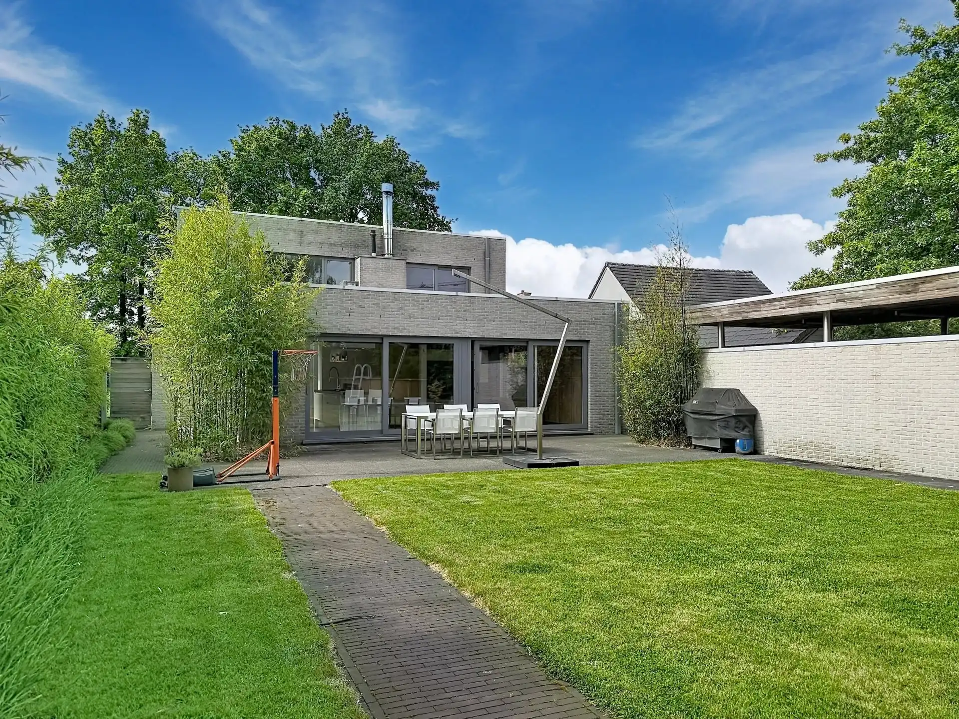 Moderne woning met 3 slaapkamers en praktijk of kantoorruimte op mooi perceel foto 2