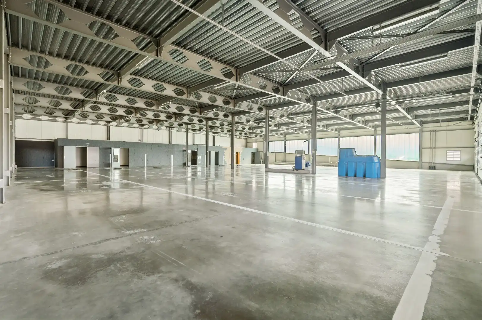 Grote hangaar met ruime parkingmogelijkheden is geschikt voor diverse bedrijfsdoeleinden. foto 12