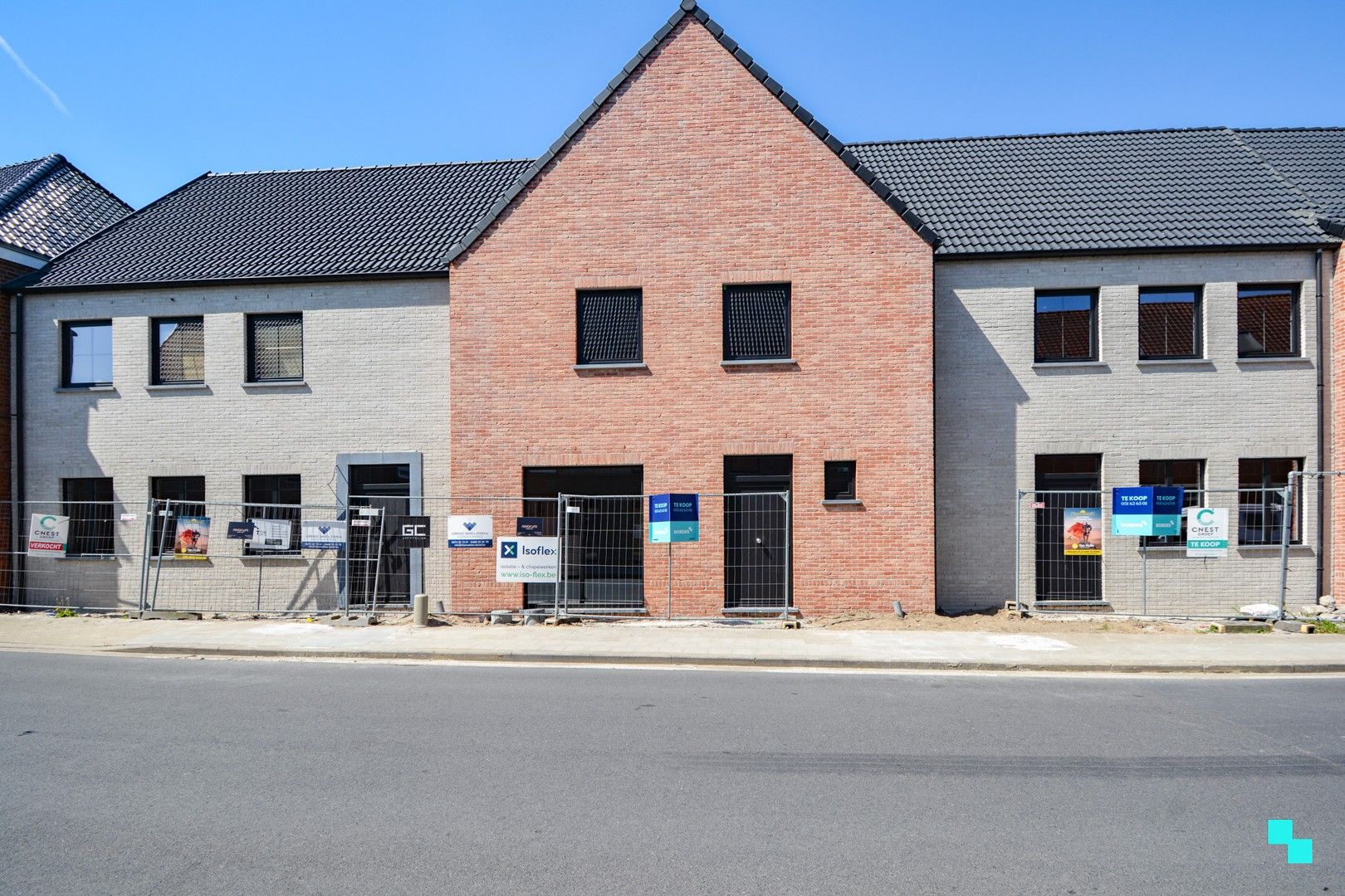 Verrassend ruime nieuwbouwwoning in centrum Aartrijke foto {{pictureIndex}}